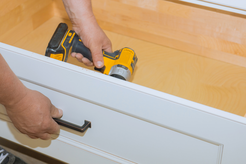 Jak zamontować uchwyty do szafek?