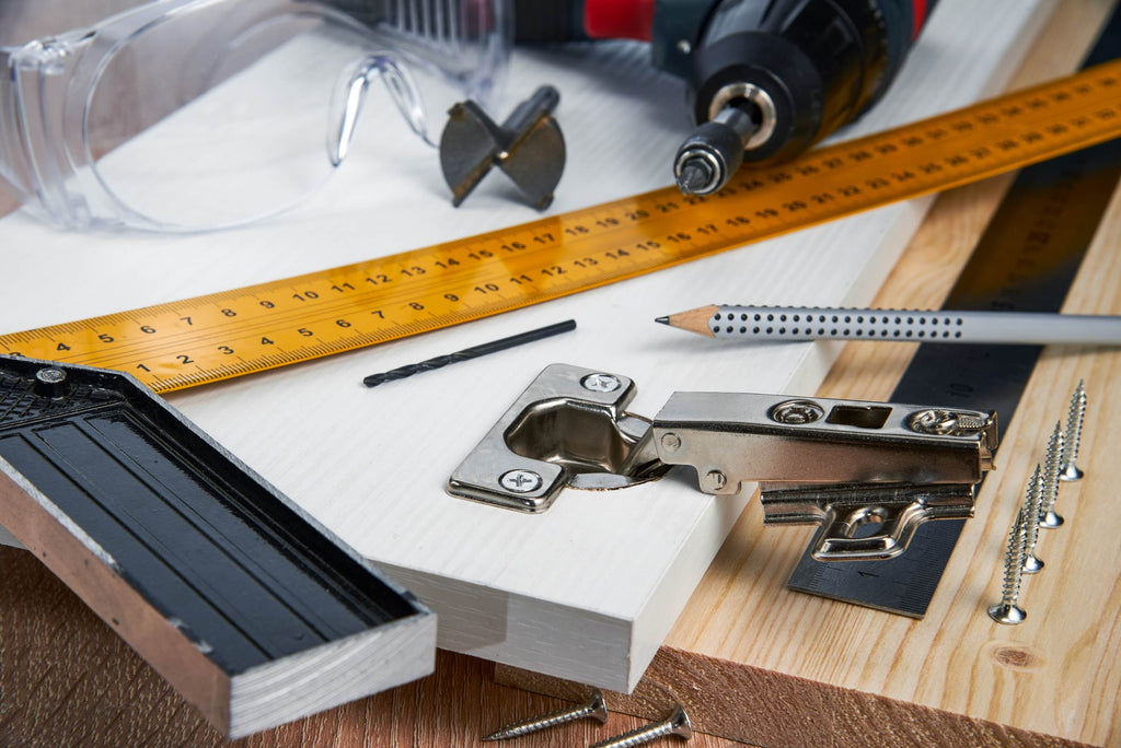 Jak wyregulować zawiasy meblowe?